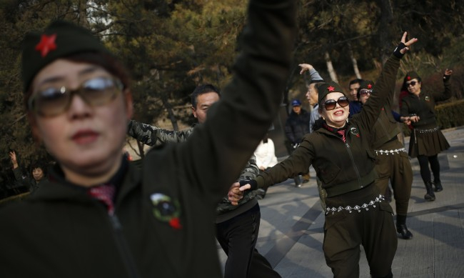 Китай обявява война на "танцуващите баби" ВИДЕО