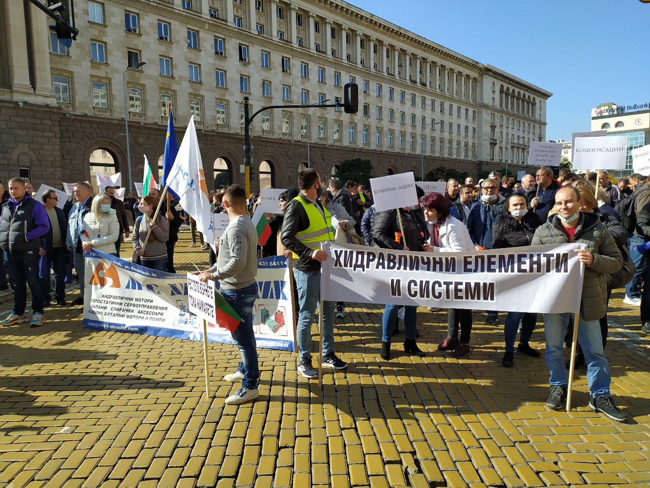 Гневът срещу бездействието на властта за побеснелите цени ескалира, мощен протест под прозорците на Янев и Радев СНИМКИ