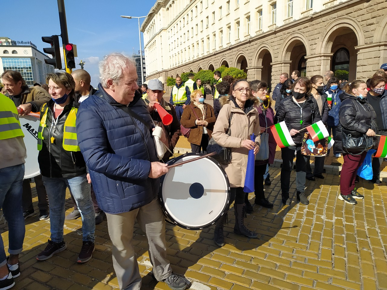Гневът срещу бездействието на властта за побеснелите цени ескалира, мощен протест под прозорците на Янев и Радев СНИМКИ