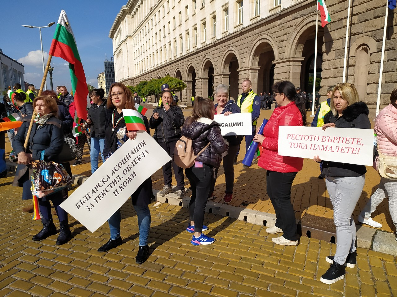 Гневът срещу бездействието на властта за побеснелите цени ескалира, мощен протест под прозорците на Янев и Радев СНИМКИ