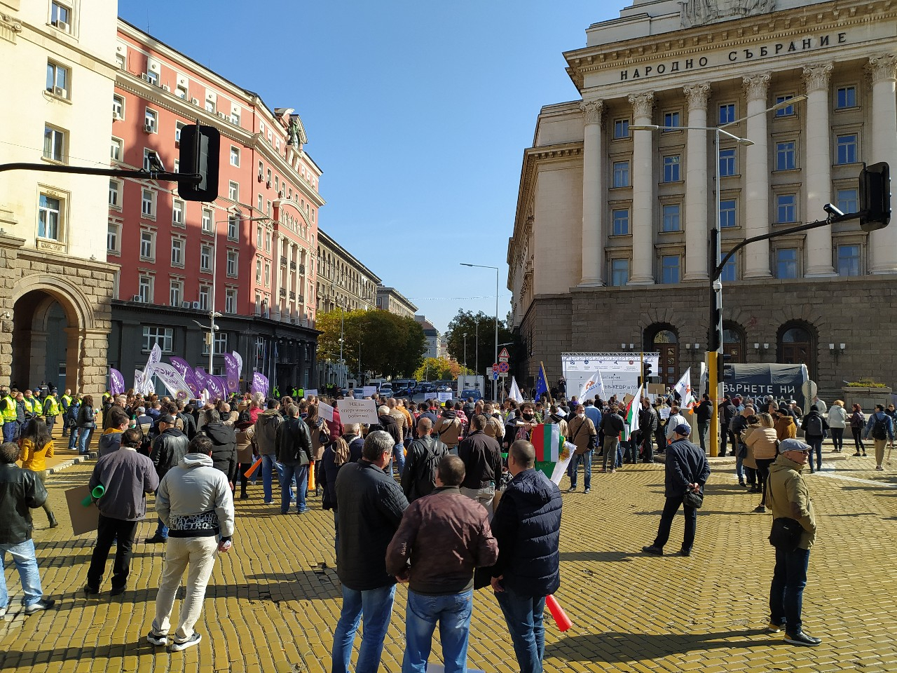 Гневът срещу бездействието на властта за побеснелите цени ескалира, мощен протест под прозорците на Янев и Радев СНИМКИ