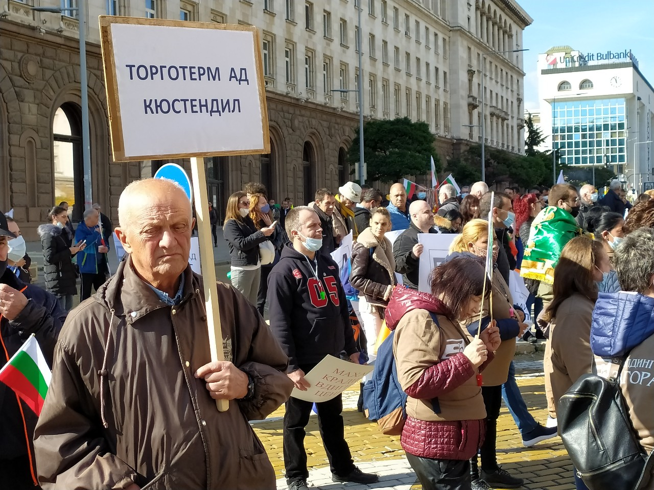 Гневът срещу бездействието на властта за побеснелите цени ескалира, мощен протест под прозорците на Янев и Радев СНИМКИ