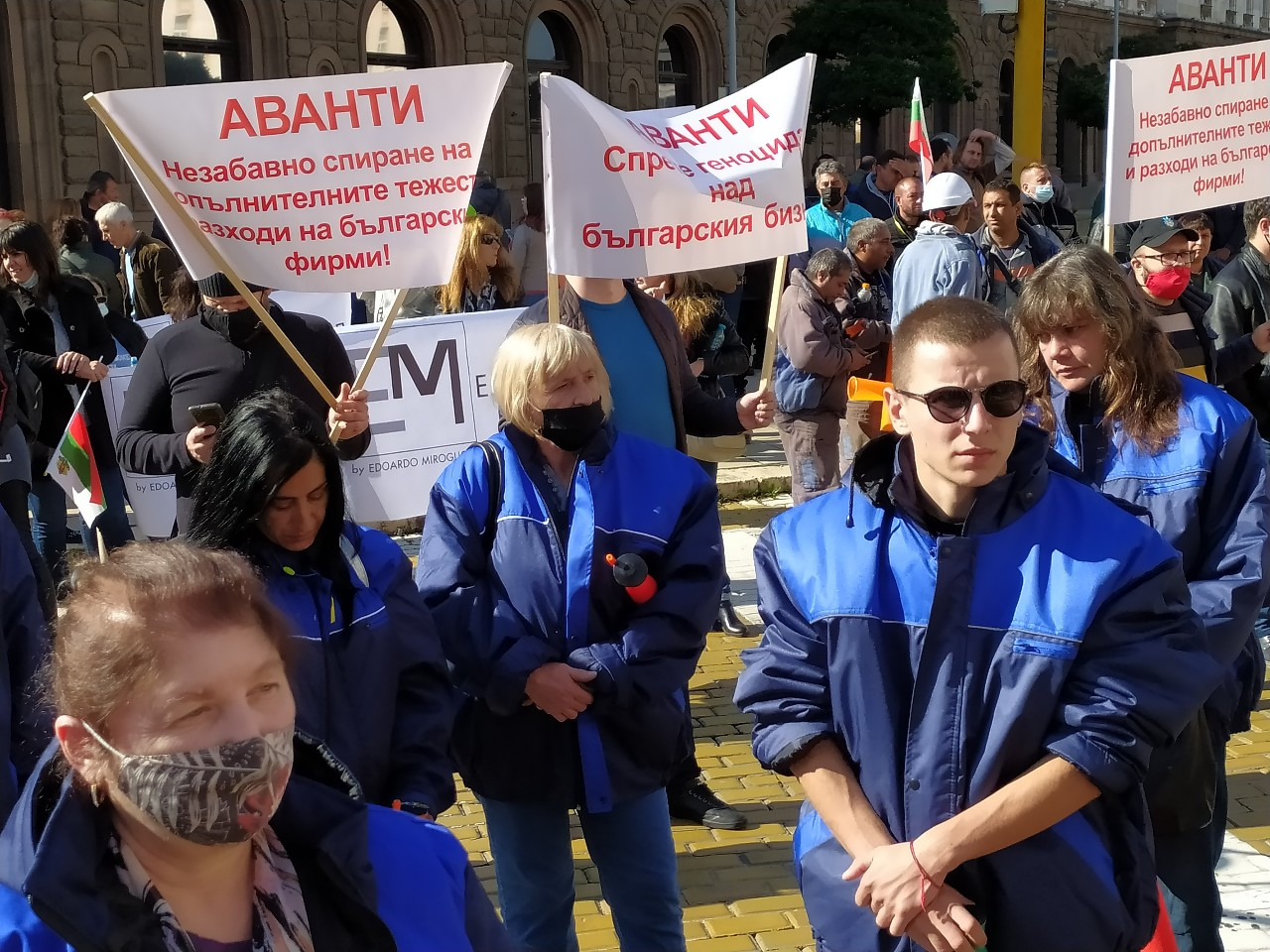 Гневът срещу бездействието на властта за побеснелите цени ескалира, мощен протест под прозорците на Янев и Радев СНИМКИ