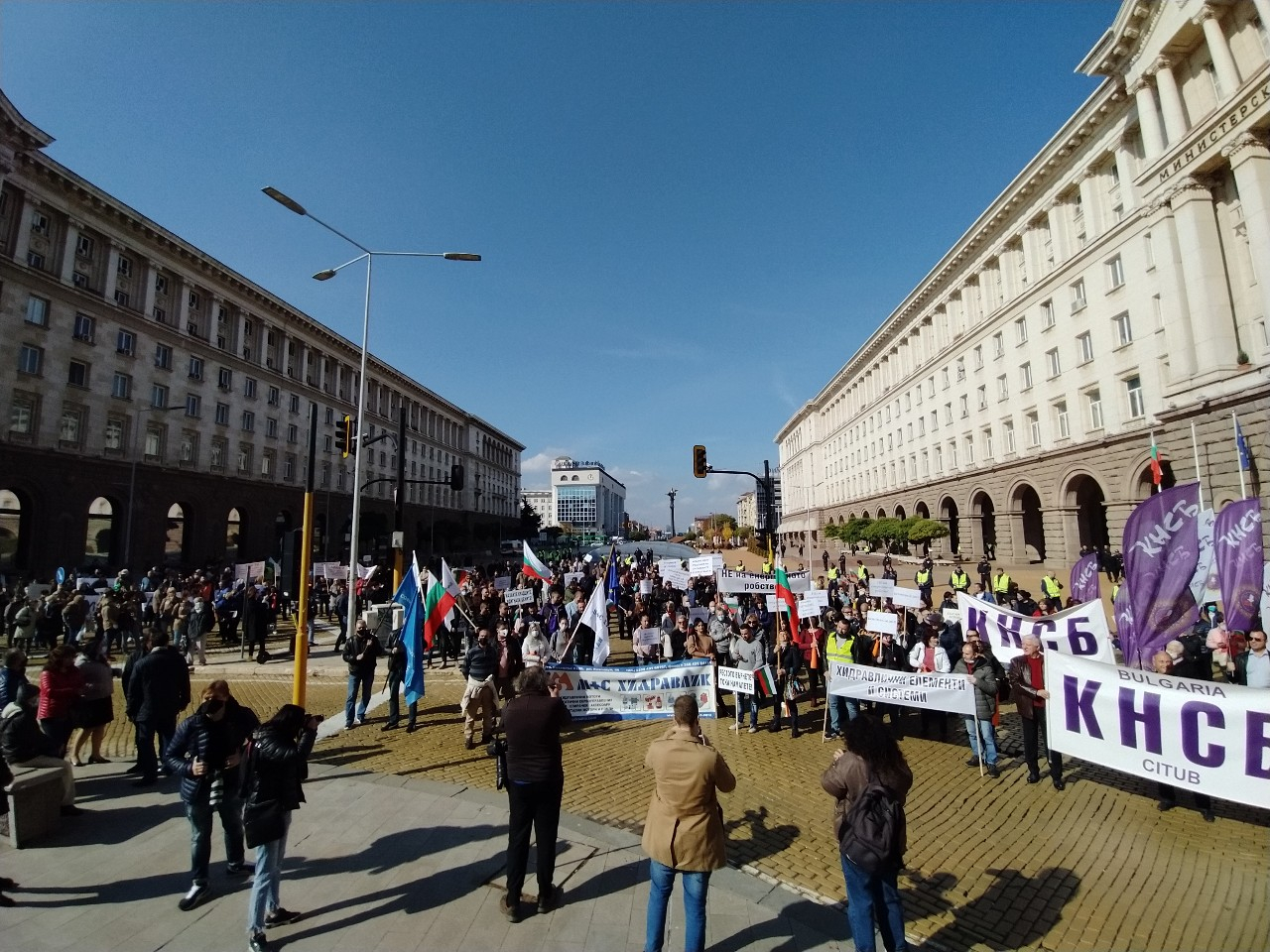 Гневът срещу бездействието на властта за побеснелите цени ескалира, мощен протест под прозорците на Янев и Радев СНИМКИ