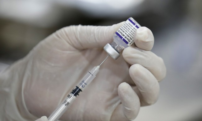 Професор от САЩ обясни защо и ваксинирани с две дози умират от COVID