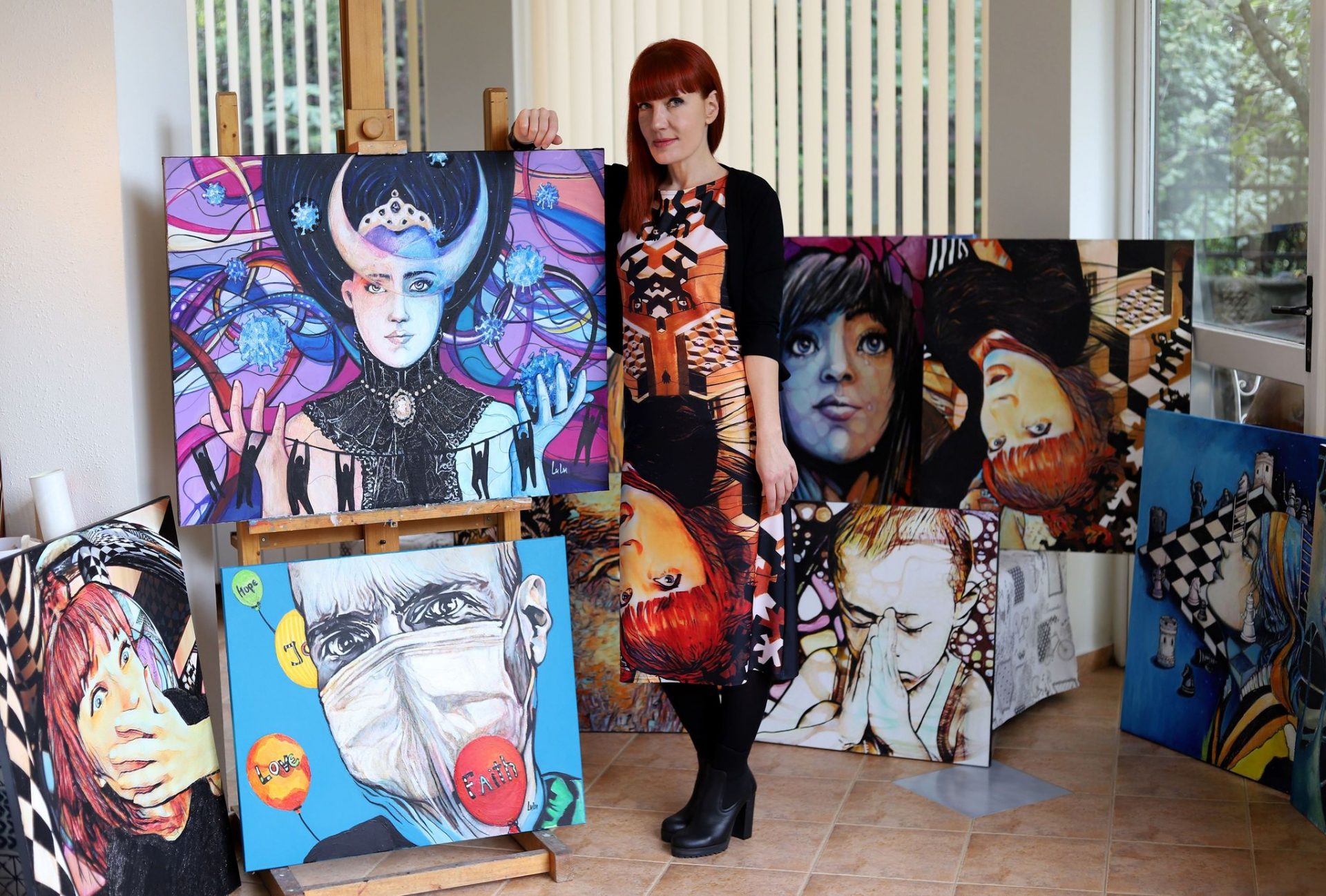 Художничката Лулу рисува Ковида, снима го във филм и украсява с него дрехите си