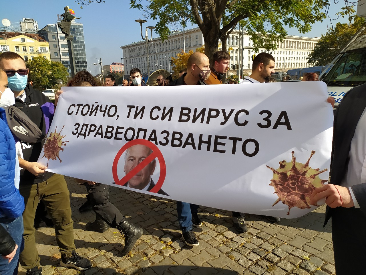 Протест бушува под прозорците на Кацаров: Стойчо, ти си вирус за здравеопазването НА ЖИВО