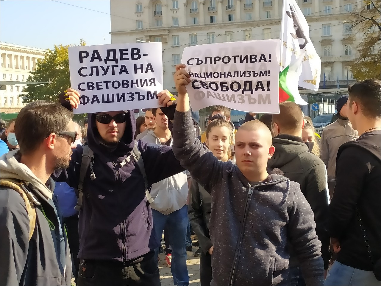 Протест бушува под прозорците на Кацаров: Стойчо, ти си вирус за здравеопазването НА ЖИВО