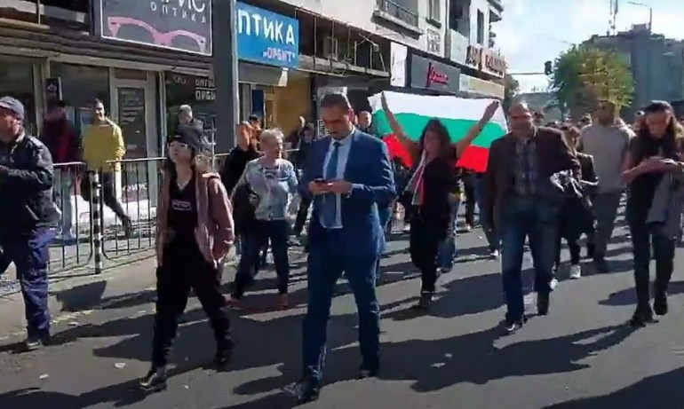 Човек на Радев оглави антиваксърския протест СНИМКА