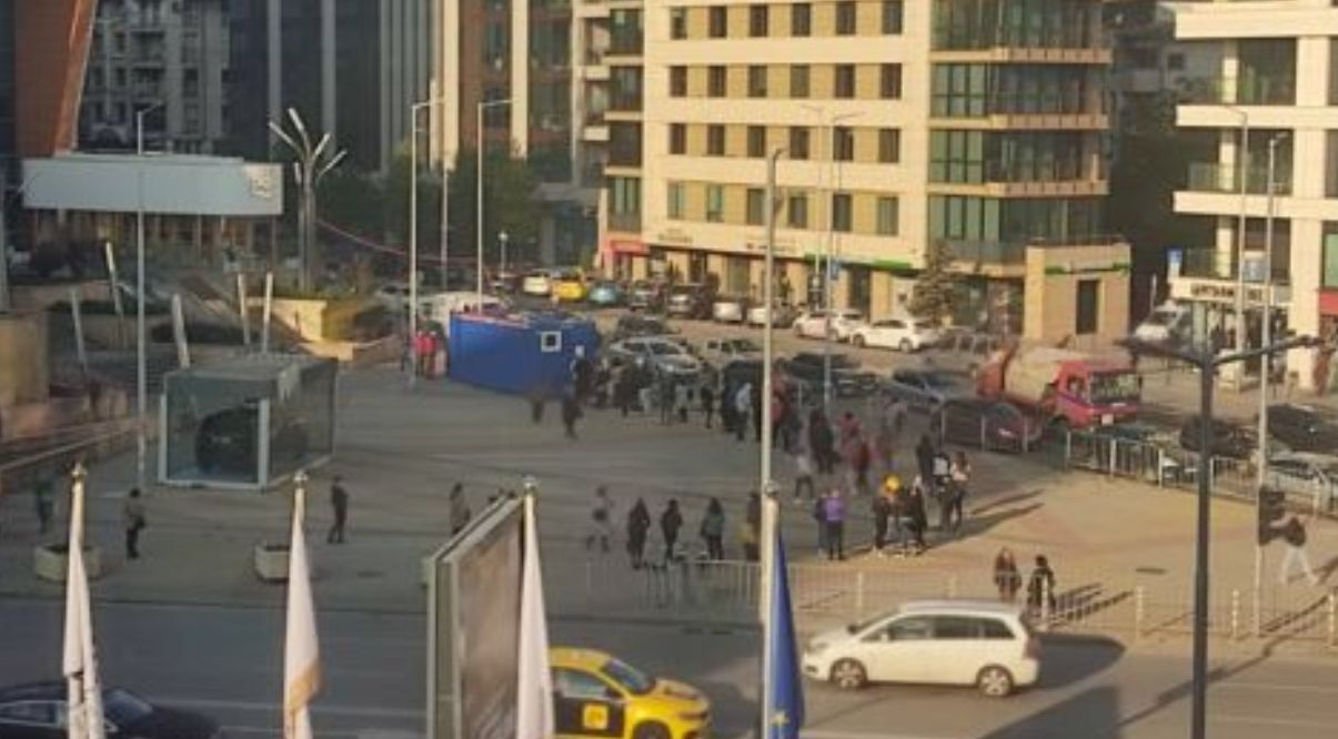 СНИМКИ от столичен мол показват какво се случва след "мерките" на Кацаров