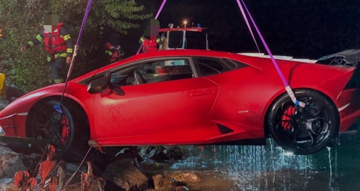 Млад шофьор потопи в езеро Lamborghini за 300 000 евро СНИМКИ