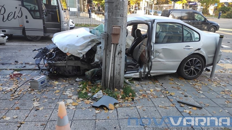 Жестока катастрофа във Варна, шофьор е в кома СНИМКИ