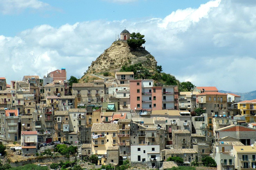 Необичаен вид и древна история: Италиански град, който е обект на спорове в социалните мрежи