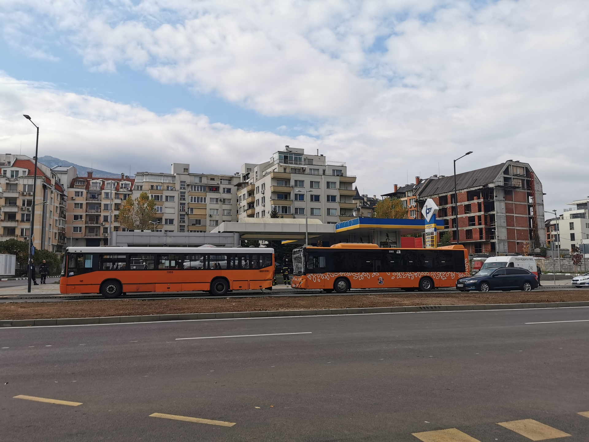 Два автобуса се помляха на столичния бул. Каблешков, има ранени деца СНИМКИ