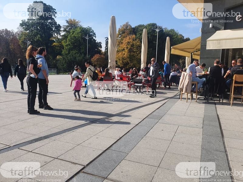 Пловдивчани препълниха главната, пият и пазаруват като за последно СНИМКИ 