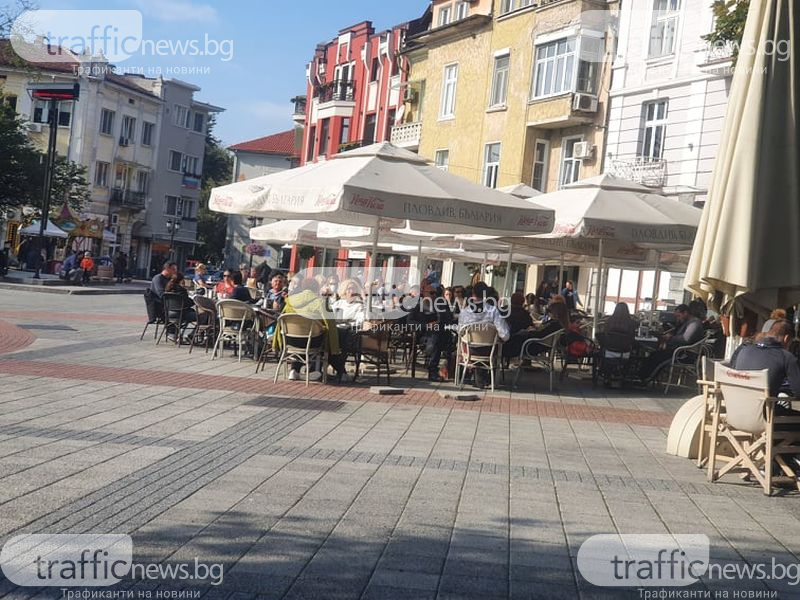 Пловдивчани препълниха главната, пият и пазаруват като за последно СНИМКИ 