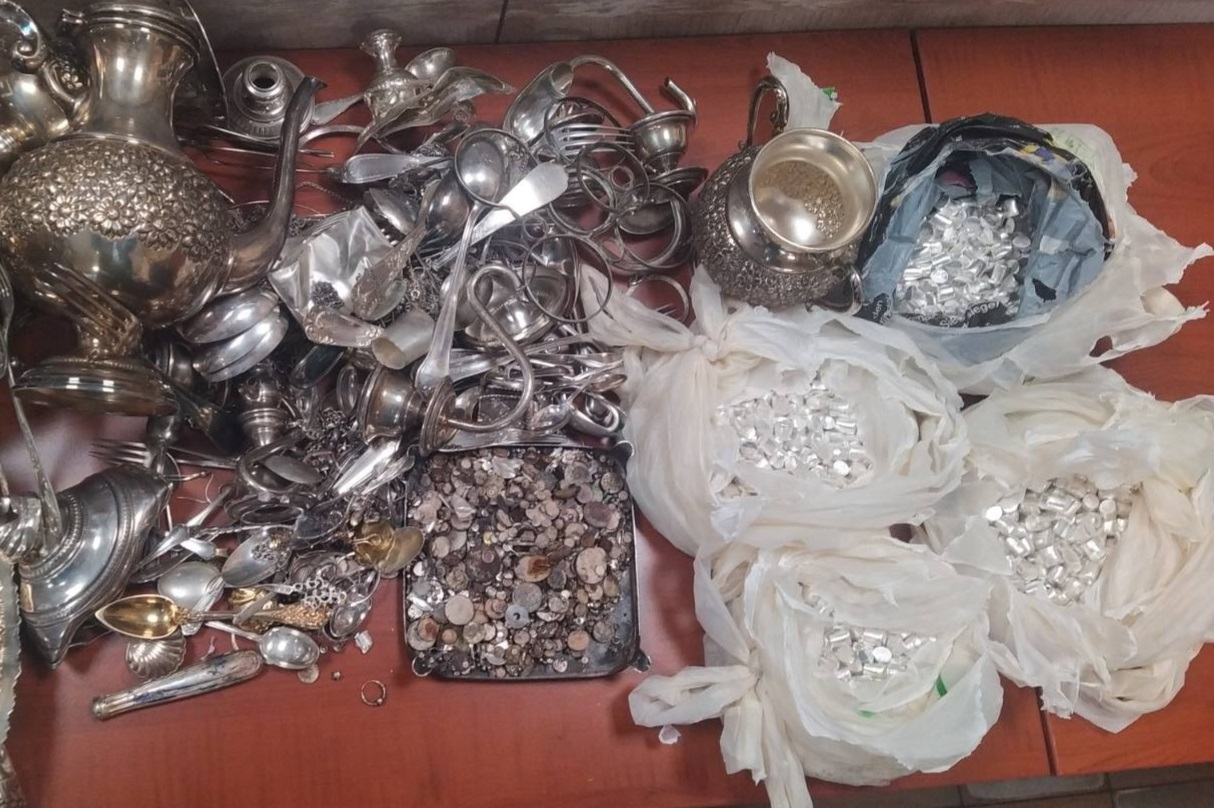 Митничари в Бургас провериха кола и се шашнаха от съкровище под предния капак СНИМКИ