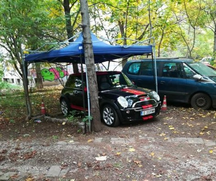 Шофьор от провинцията си заплю паркомясто в градинка пред блок в София и вбеси съседите СНИМКИ