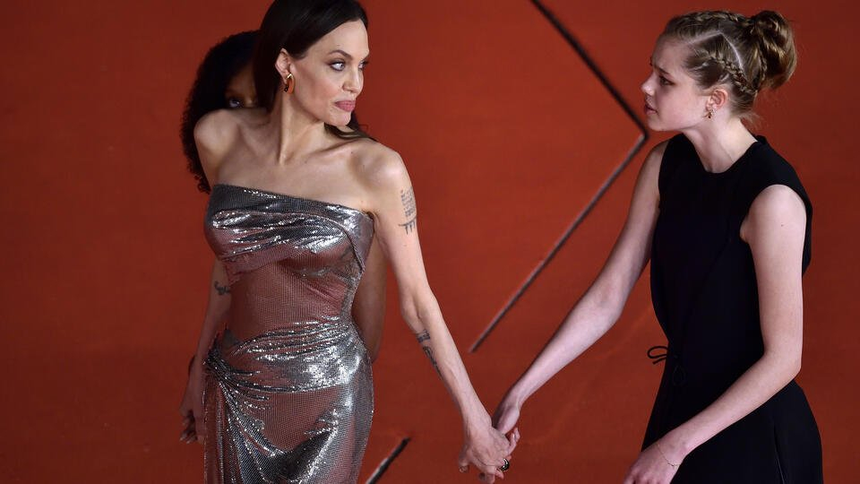Щерката на Джоли, която иска да е мъж, шокира всички на червения килим СНИМКИ 