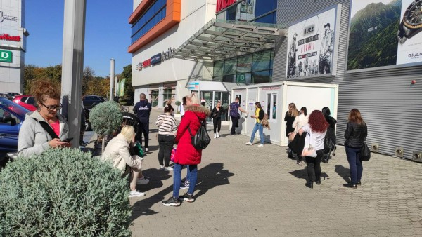 Невиждани опашки се извиха пред най-стария мол в Пловдив СНИМКИ