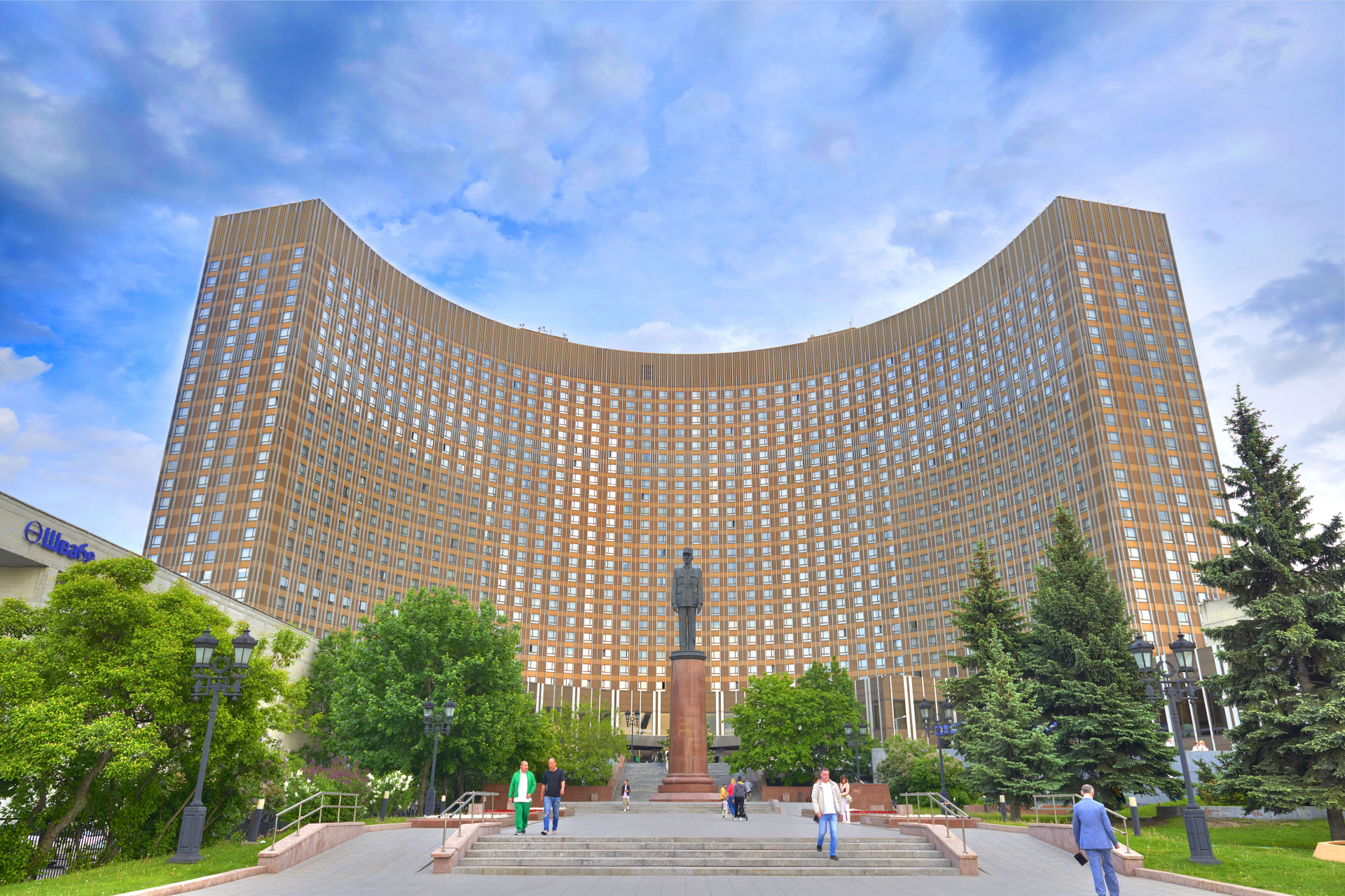 Как изглежда най-големият хотел в Русия и какво има вътре