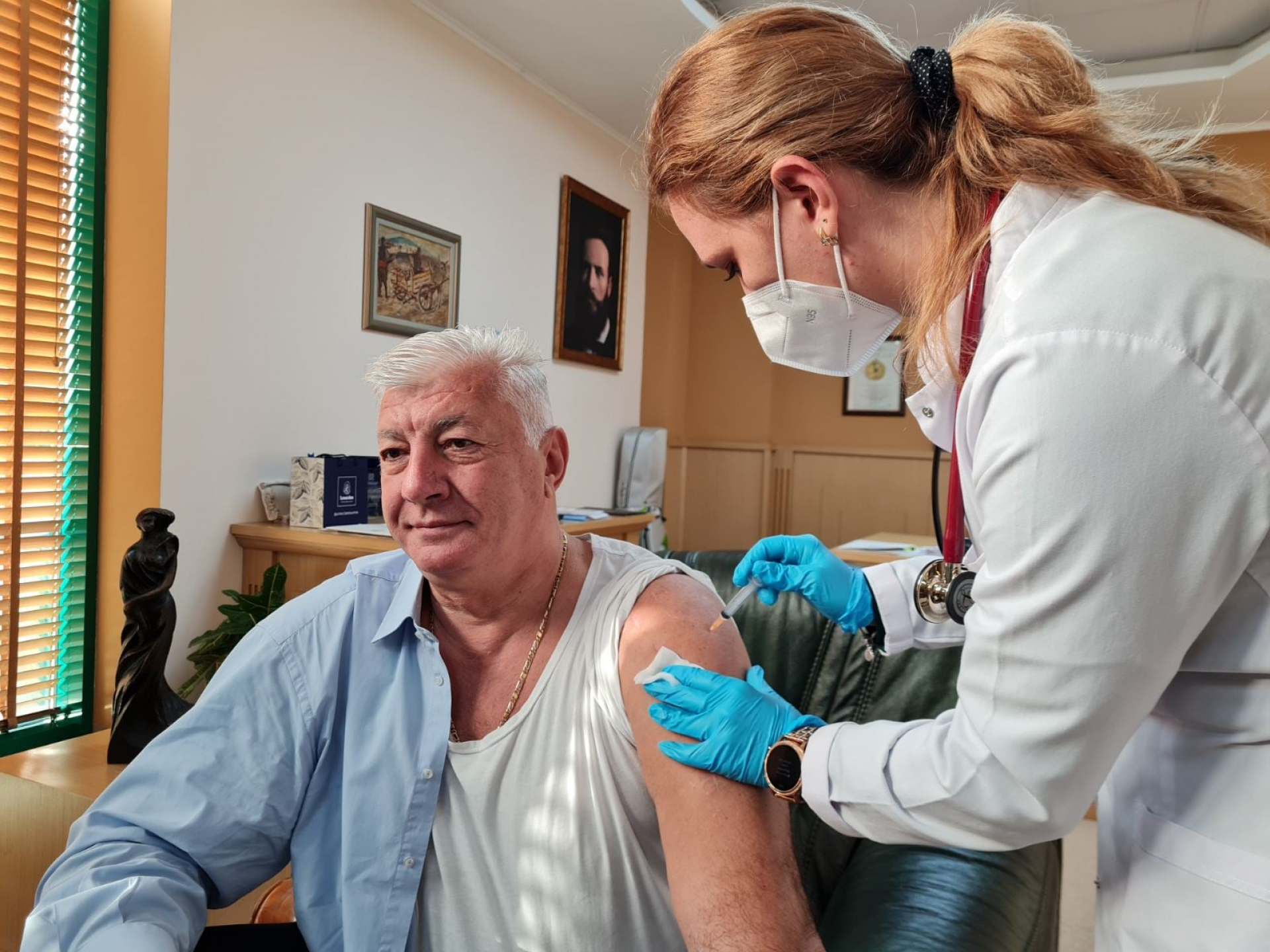 Кметът на Пловдив се ваксинира, призова за разум, за да запазят хората живота си СНИМКА