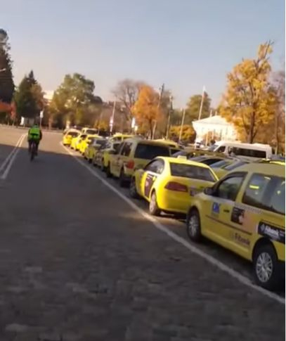 Протест: Пожълтя от таксита в центъра на София ВИДЕО