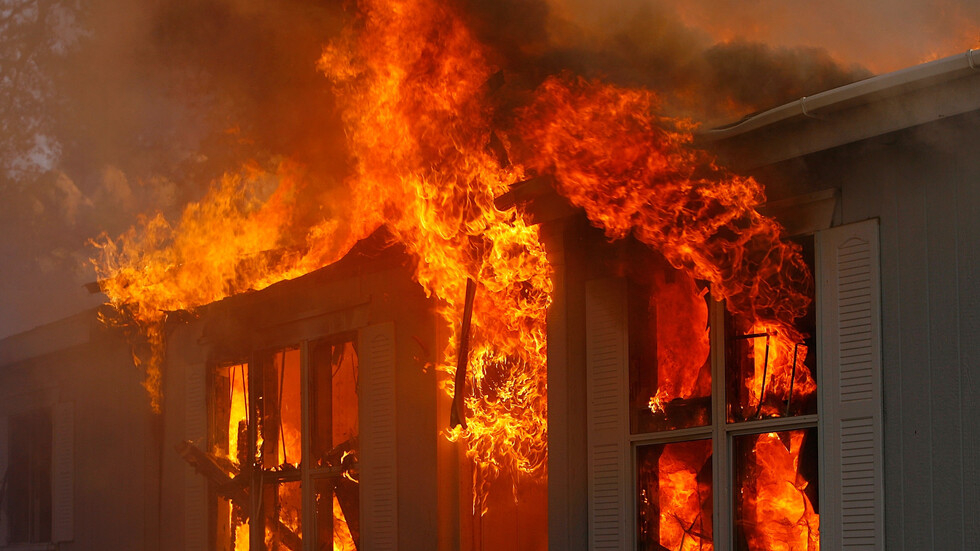 Пожарникари предотвратиха огнен ад в болница