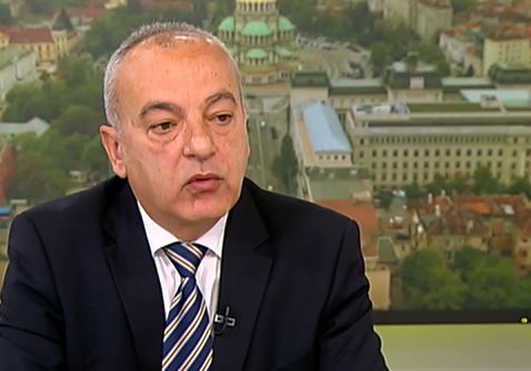 Министър Гълъб Донев увърта колко се спазва зеленият сертификат в министерството му
