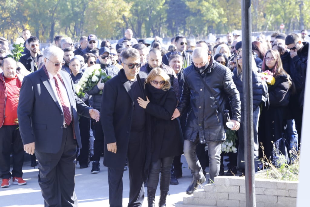 Кошмар на погребението на Денис Теофиков, майка му припадна СНИМКИ