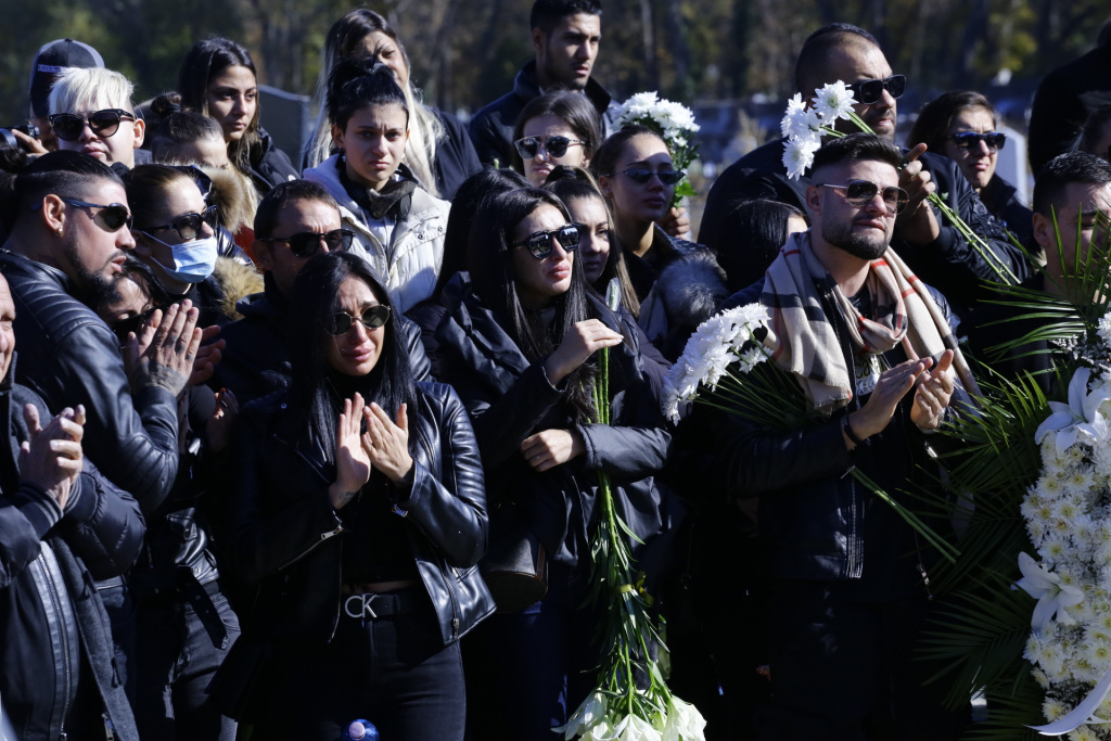 Кошмар на погребението на Денис Теофиков, майка му припадна СНИМКИ