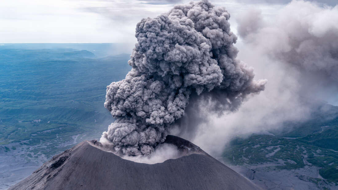 Безумно! Японец си направи селфи край изригващ вулкан, едва оцеля СНИМКА
