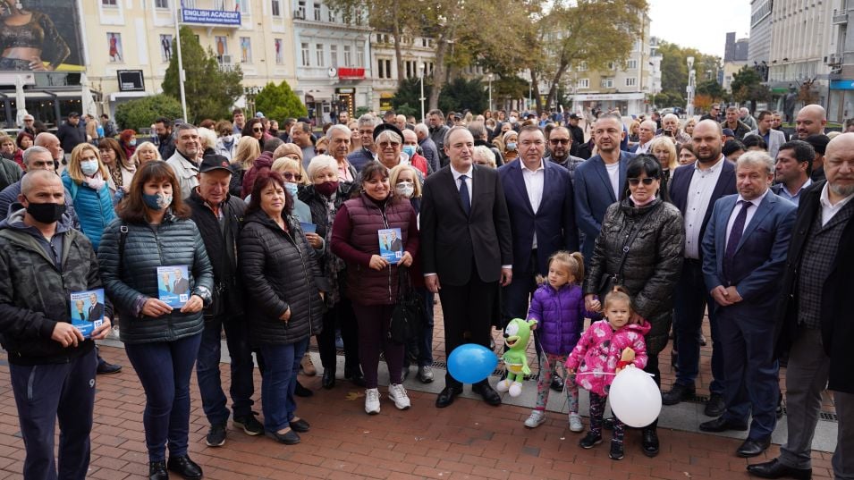 Проф. Герджиков се срещна с избиратели във Варна, отправи призив към Радев СНИМКИ