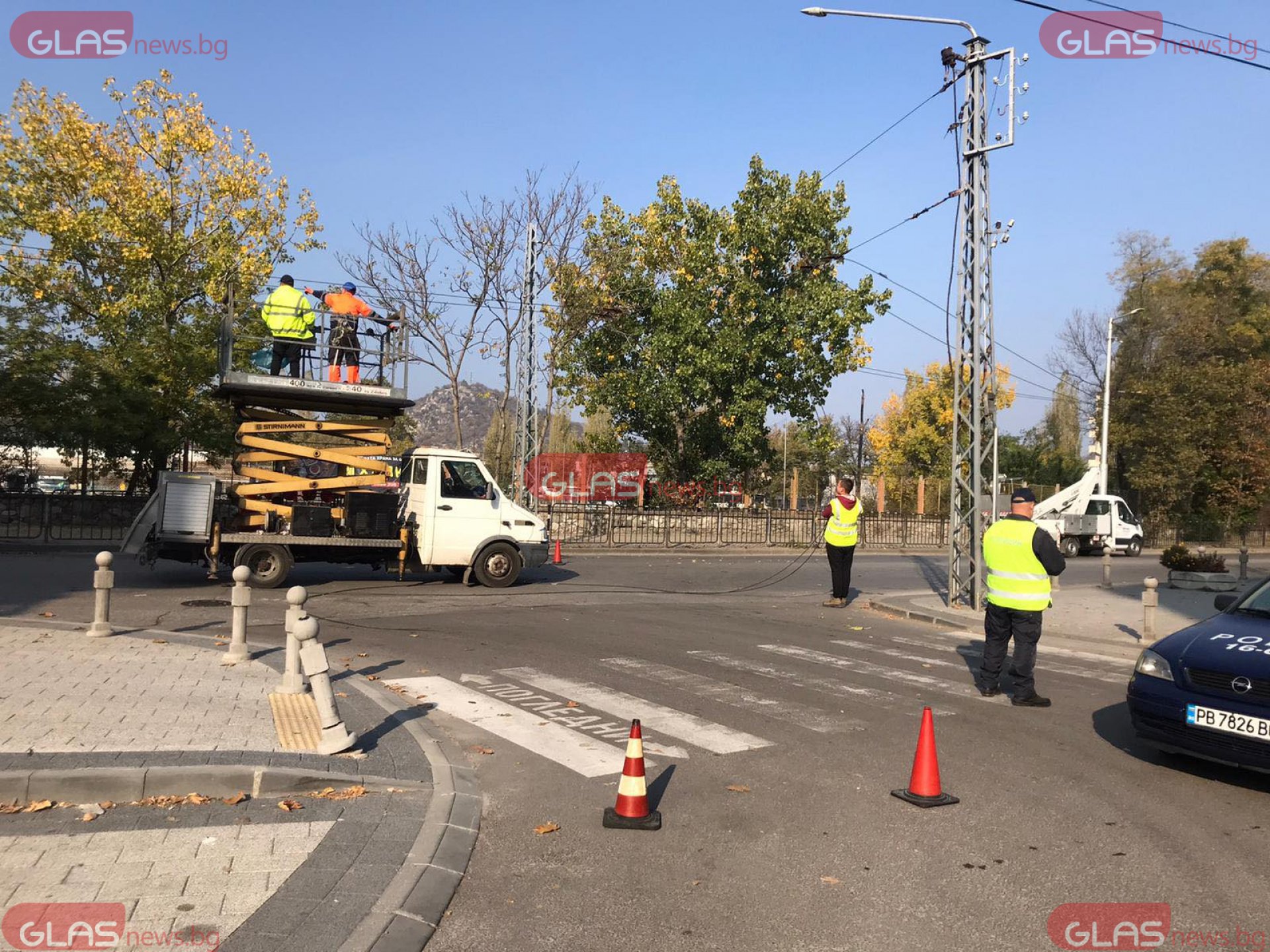 Първи СНИМКИ от мелето в Пловдив с младежи в размазано БМВ