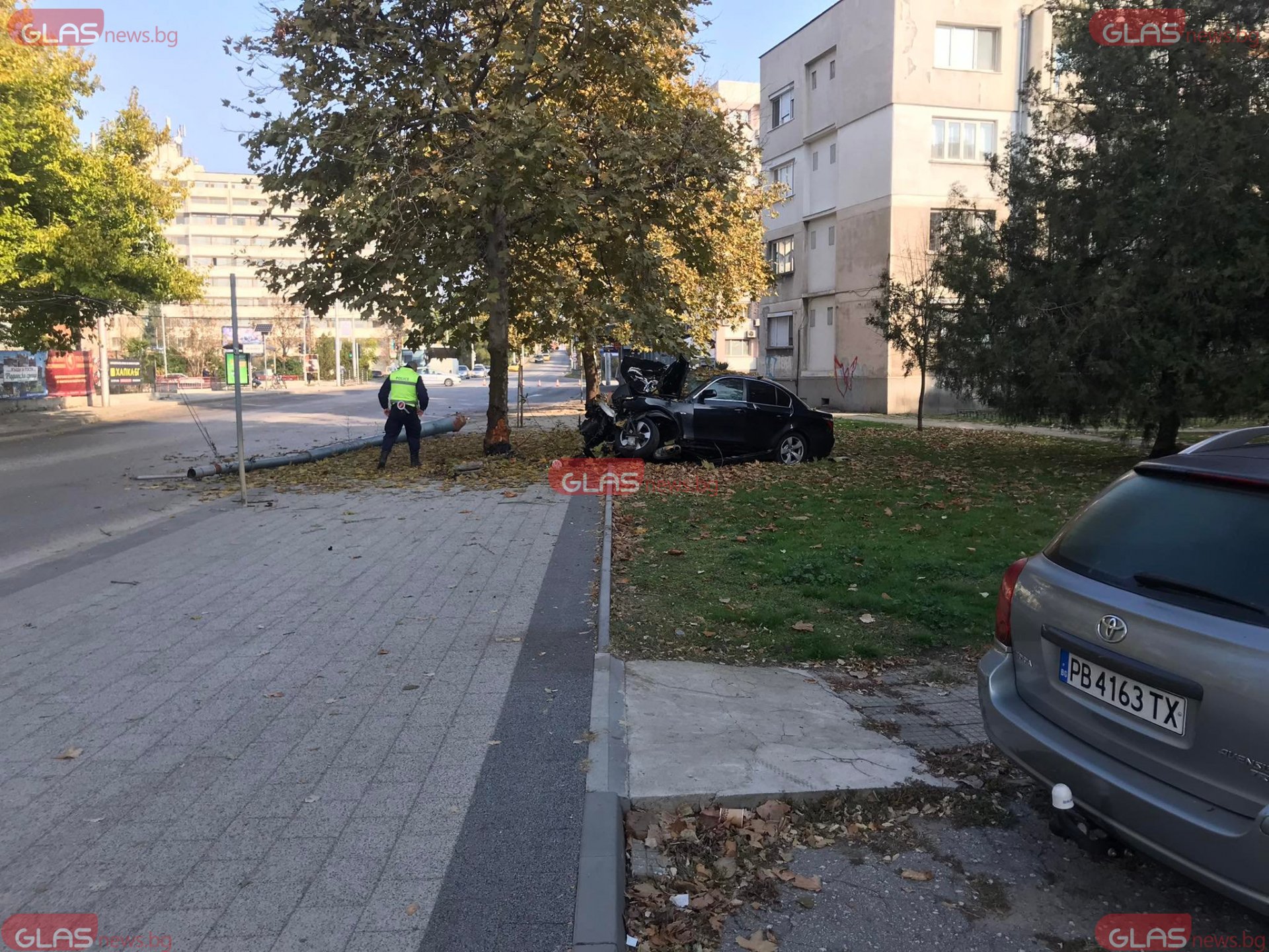 Първи СНИМКИ от мелето в Пловдив с младежи в размазано БМВ