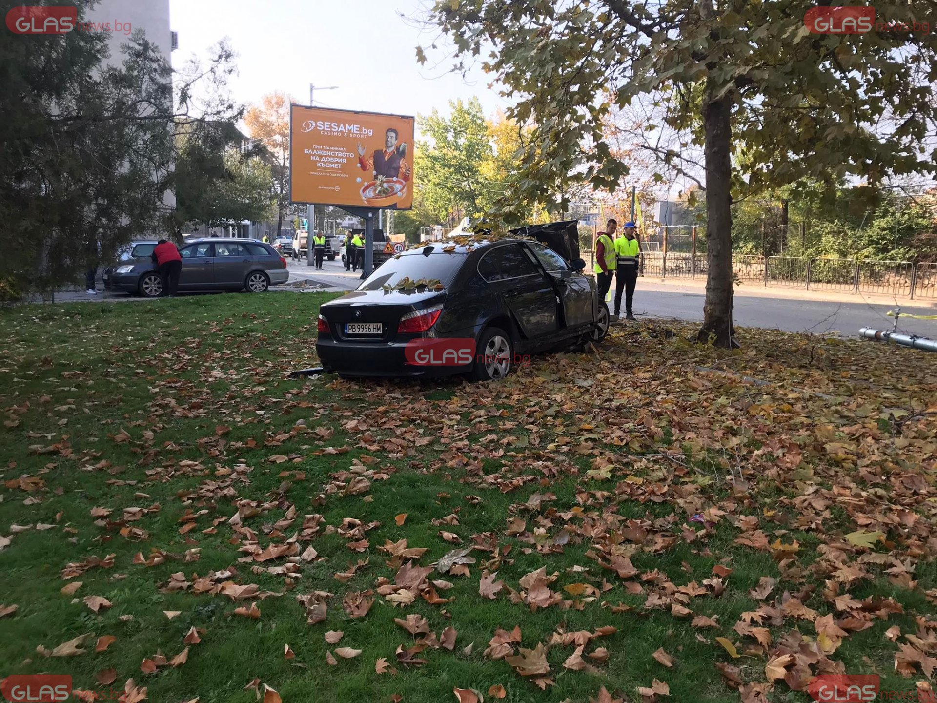 Първи СНИМКИ от мелето в Пловдив с младежи в размазано БМВ