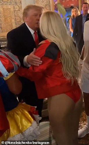 Тръмп попадна в прегръдките на блондинка на Хелоуин СНИМКИ