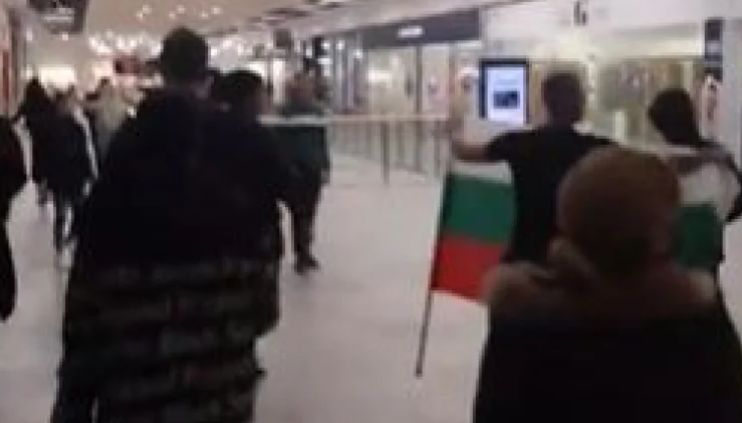 Бесни на Кацаров граждани пак нахлуха в столичен мол 