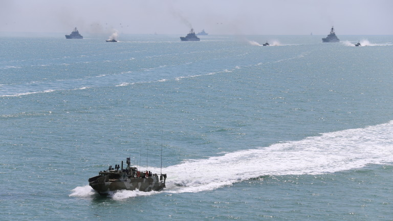 Руският флот тренира унищожаване на враг в Черно море след навлизането на два US кораба