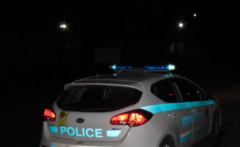 Екшън в Харманлийско: Шофьор помете две коли при нощна гонка с полицията, а в опела му откриха... 