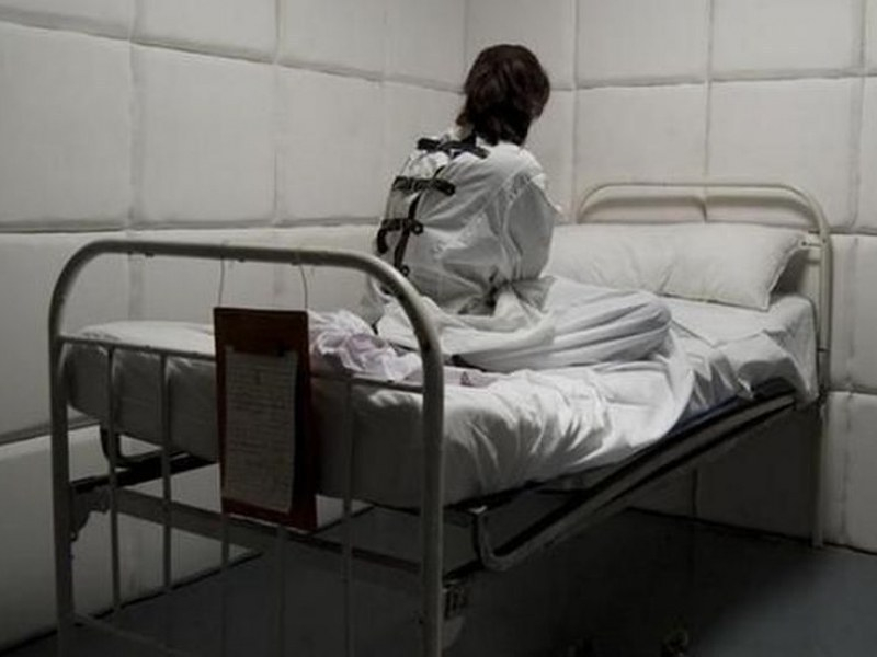 Евродоклад: Ритници, бой с пръчки и смрад на урина в психиатричните болници в България