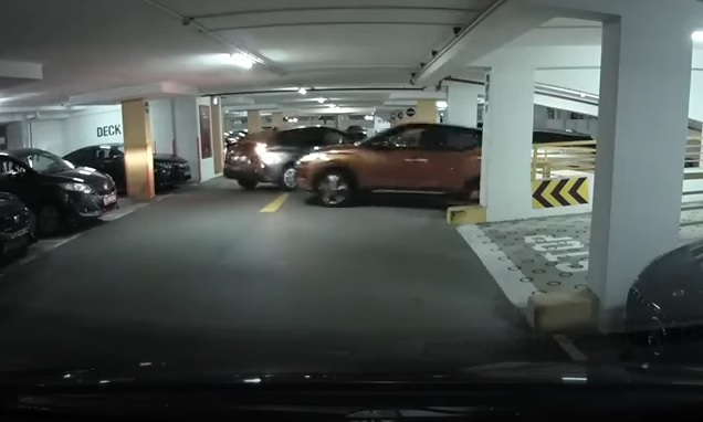 Зрелищни ВИДЕА: Шофьор се шмугна на място за паркиране, но съжали жестоко