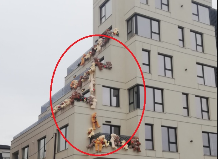 Пълен шок в София! Десетки мечки нападнаха 7-етажна сграда СНИМКА