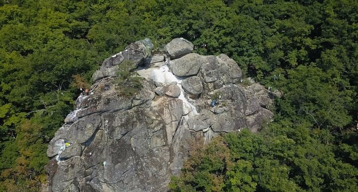 Само на 5-6 км от родопско село се намира камъкът, който лекува всичко СНИМКИ