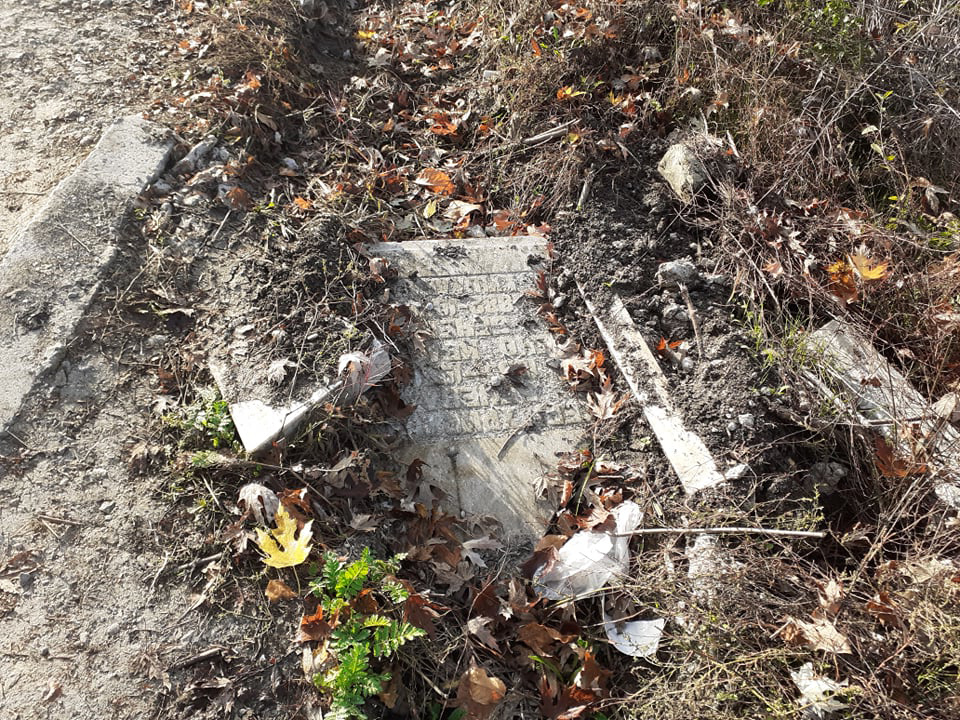 Станалото на гробищата в Кърджали възмути всички СНИМКИ