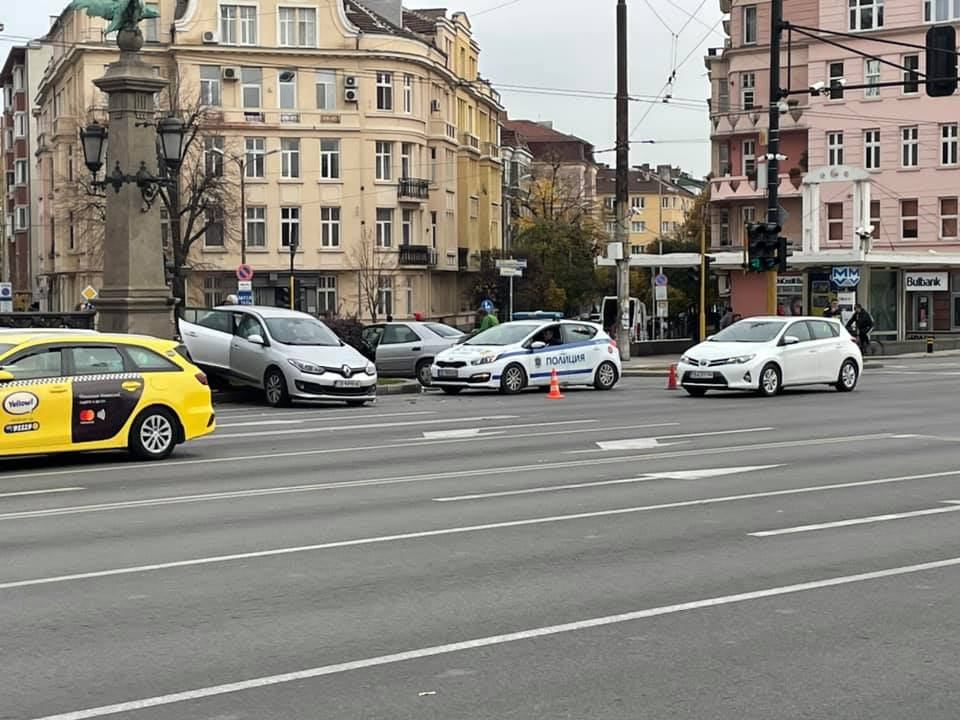 Първо в БЛИЦ! Зверско меле на Орлов мост в София СНИМКИ