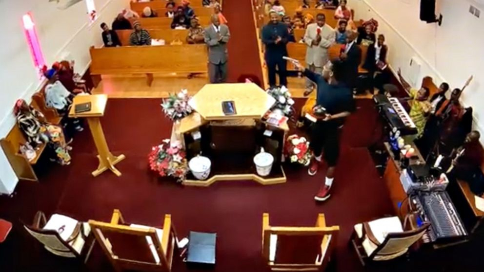 Вижте как пастор спаси посетителите в църквата от въоръжен мъж ВИДЕО
