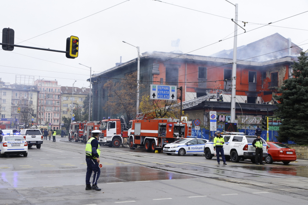 Зрелищни СНИМКИ! Какво остана след опустошителния пожар в центъра на София ВИДЕО