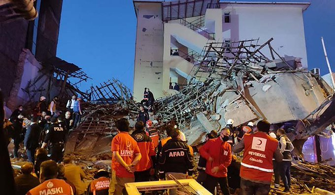 Инцидент: Срути се жилищен блок в Турция, има затрупани хора ВИДЕО