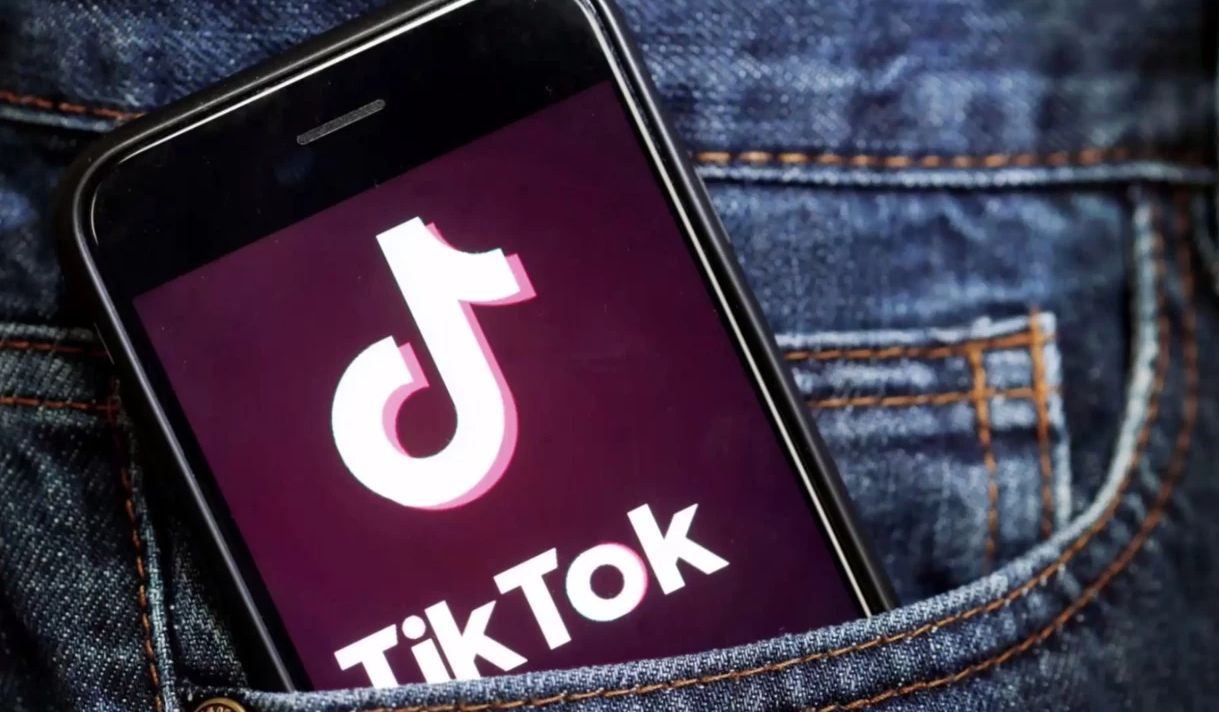 Секси TikTok блогърка поне нова смъртоносна мода! Опасно е - не го правете ВИДЕО
